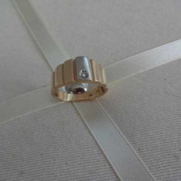 Wedding Ring Yellow Gold and 10k White Gold 1 Diamond of 5pts SIZE 10 - Picture 2 of 2